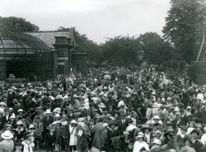 Folle di visitatori allo zoo di Londra, festa nazionale di agosto, 1922 da Frederick William Bond